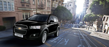 Con un amplio espacio para siete personas, la Captiva es una poderosa SUV impulsada por motores 2.4 L (gasolina) o 2.2 L (Turbo Diésel). 